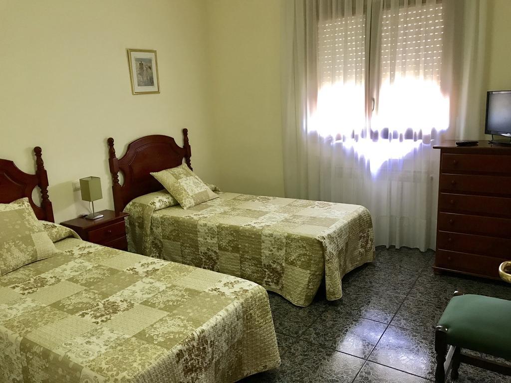 Hostal El Violi Cardona Bagian luar foto