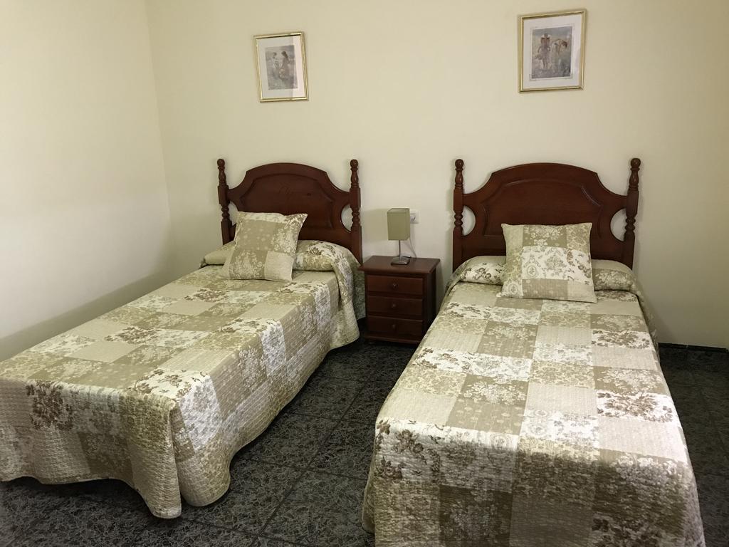 Hostal El Violi Cardona Bagian luar foto
