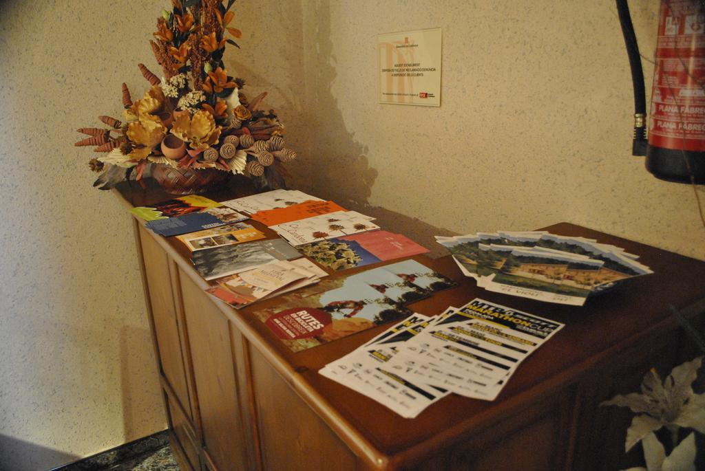 Hostal El Violi Cardona Bagian luar foto