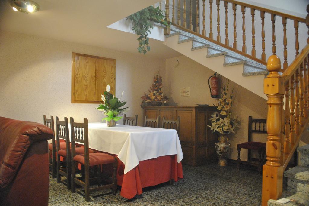 Hostal El Violi Cardona Bagian luar foto
